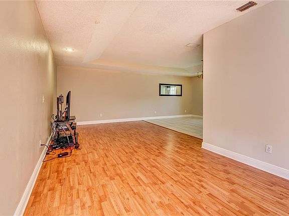 5th image of 2150 E Gloria Dr