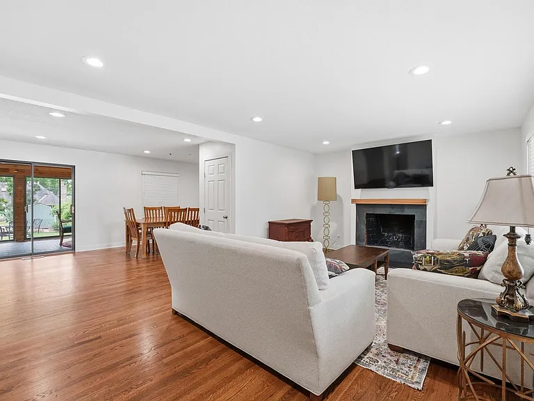 2923 W 50th St — Photo 12