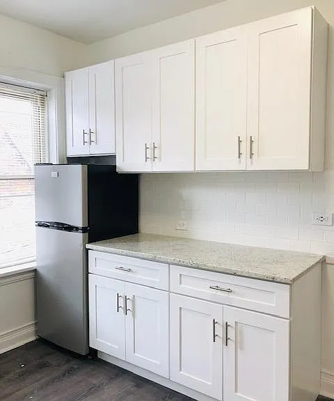 810 Clark St — Photo 3