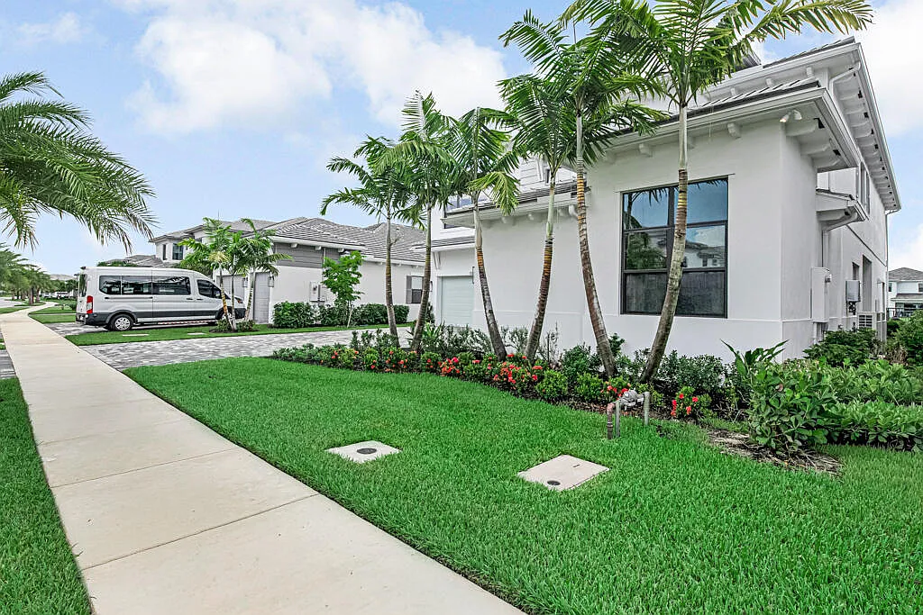 5 bed, 7.0 bath, 6591 sqft, $10,500 — Photo 3