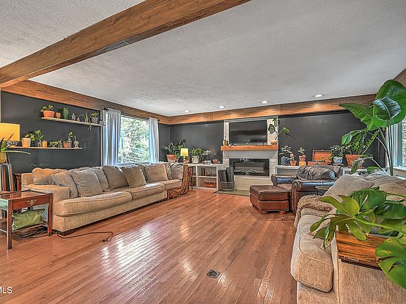 3rd image of 1507 Woodridge Dr