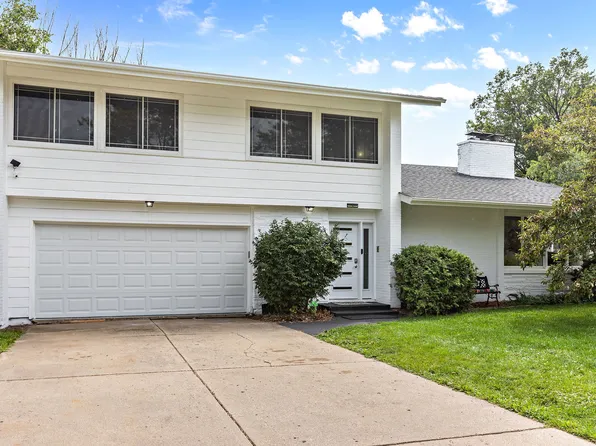5 Cornell Dr, Lincolnshire, IL 60069