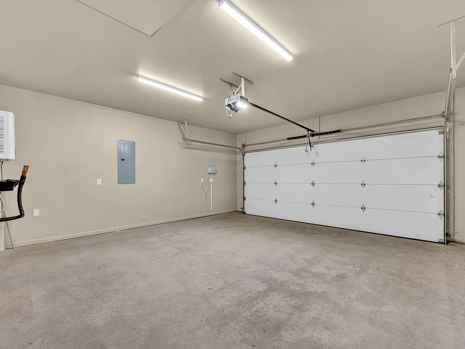 4 bed, 2000 sqft, $2,725 — Photo 3
