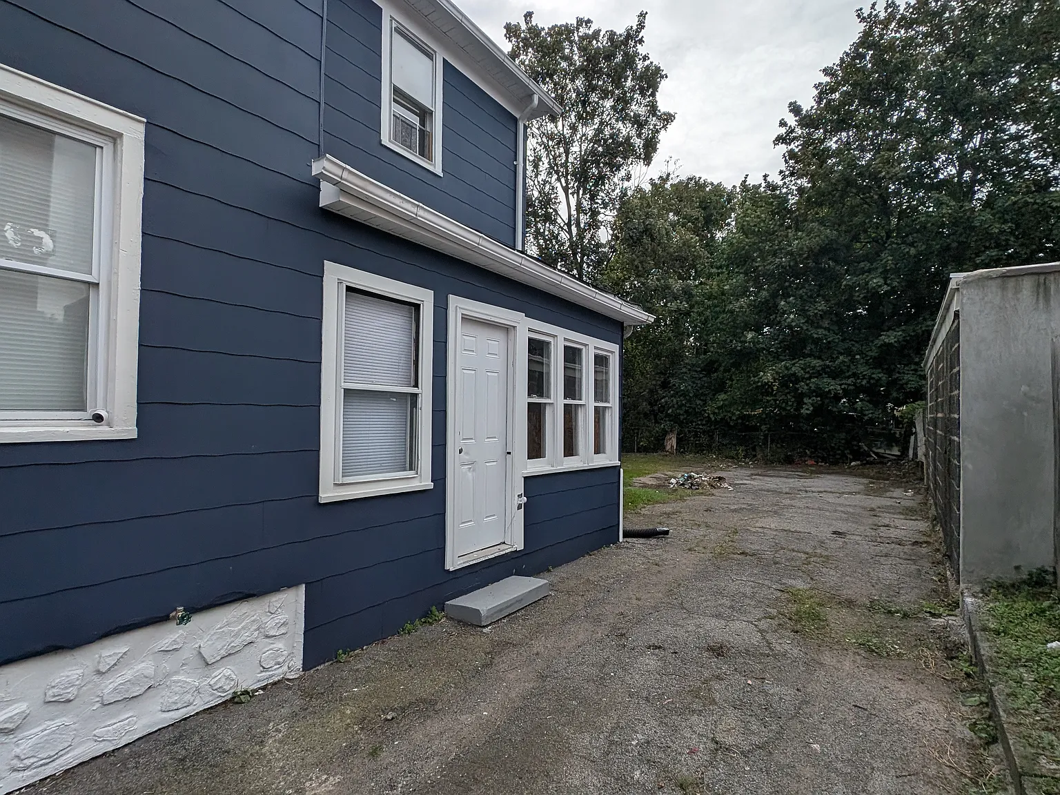 4 bed, 1.5 bath, 2302 sqft, $2,400 — Photo 4