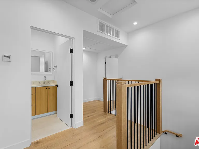 1062 1/2 S Alfred St — Photo 8