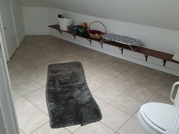 3rd image of 14 Hillside St Room 10