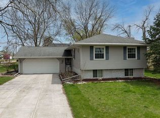 6828 Devonshire Dr NE, Cedar Rapids, IA 52402