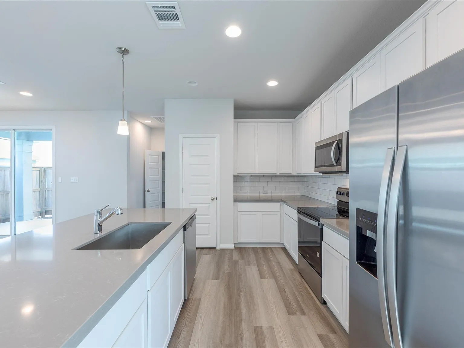 3 bed, 2.5 bath, 2222 sqft, $2,200 — Photo 3
