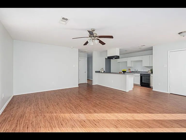 806 Rolling Ridge Dr — Photo 3