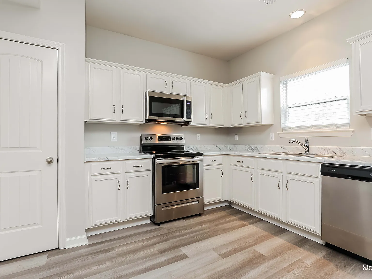 3 bed, 2.5 bath, 1652 sqft, $2,000 — Photo 3