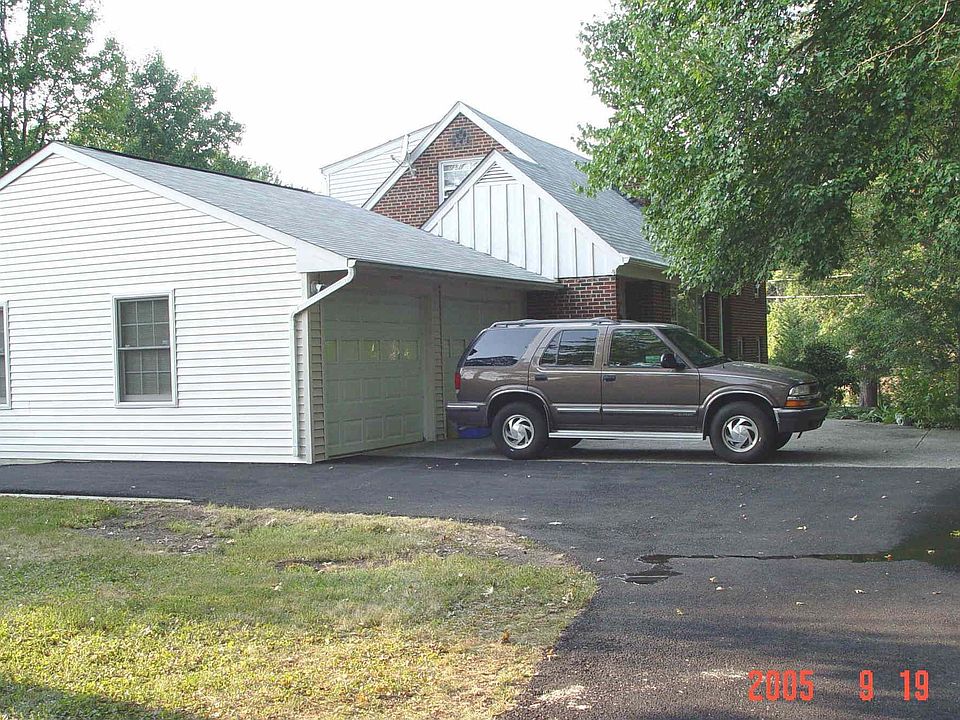 Circular drive and extra deep (boat) 2 car garage