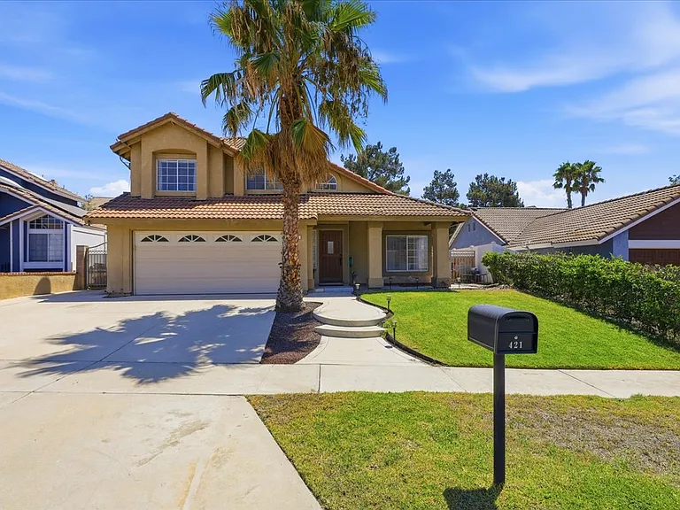 421 Yellowstone Cir — Photo 2