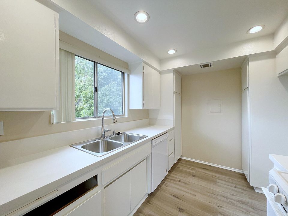 1st image of 350 S Oakland Ave Unit 202
