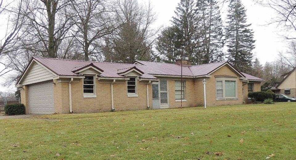 1st image of 901 W Vistula St