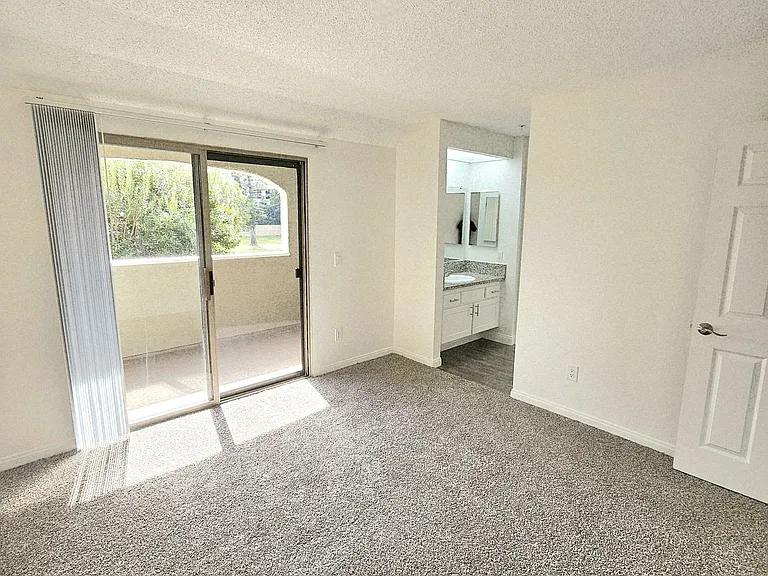 Yorktown Apartments — Photo 12