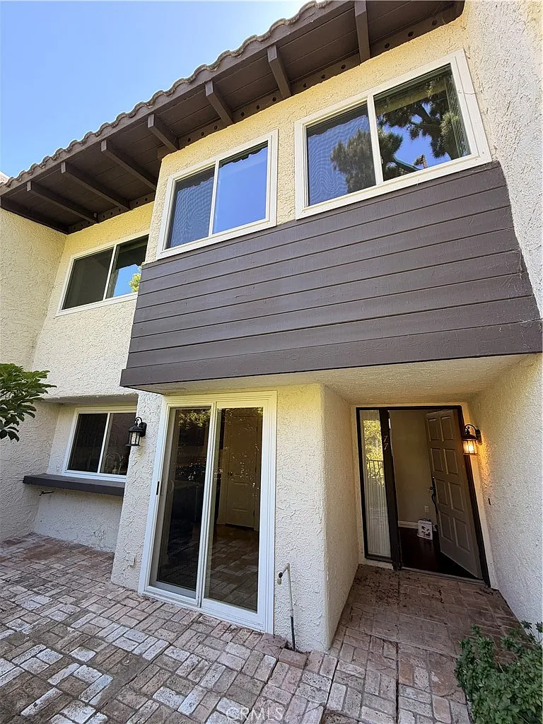 2 bed, 2.5 bath, 1994 sqft, $5,350 — Photo 1