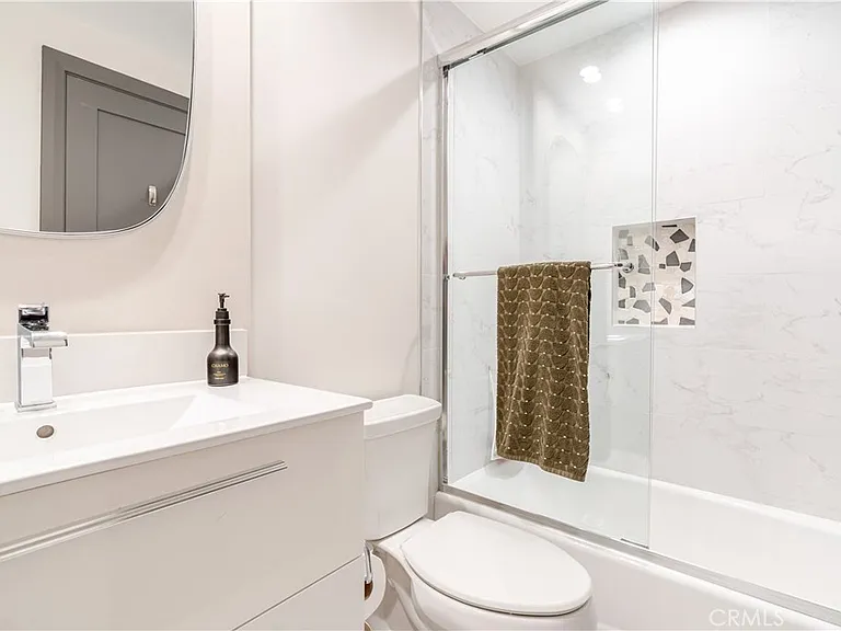 2707 Rockefeller Ln #B — Photo 24