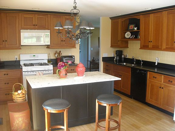 Granite Eat In Kitchen