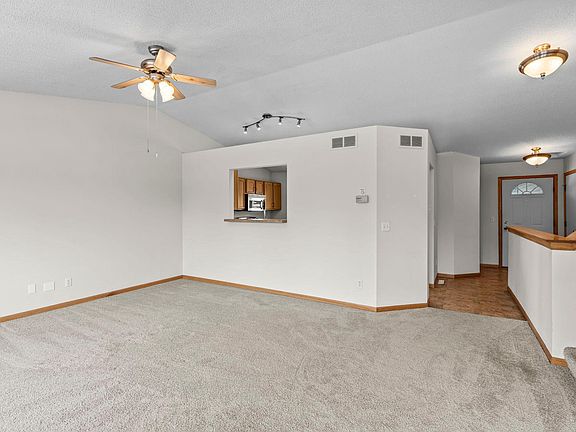3rd image of 935 Aspen Ln
