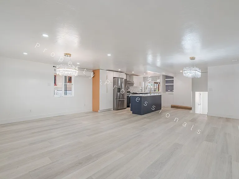 221 W 5th St — Photo 2