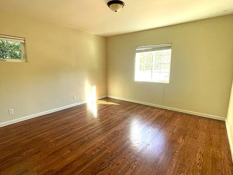 5668 Jumilla Ave — Photo 19