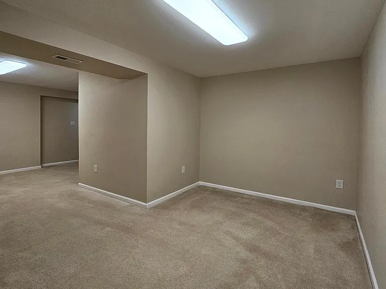 6413 Four Oaks Ln — Photo 34