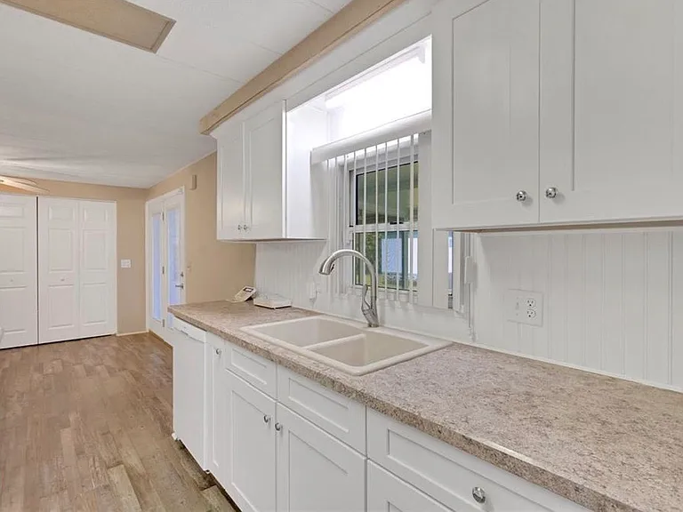 504 Skyline Dr E — Photo 2