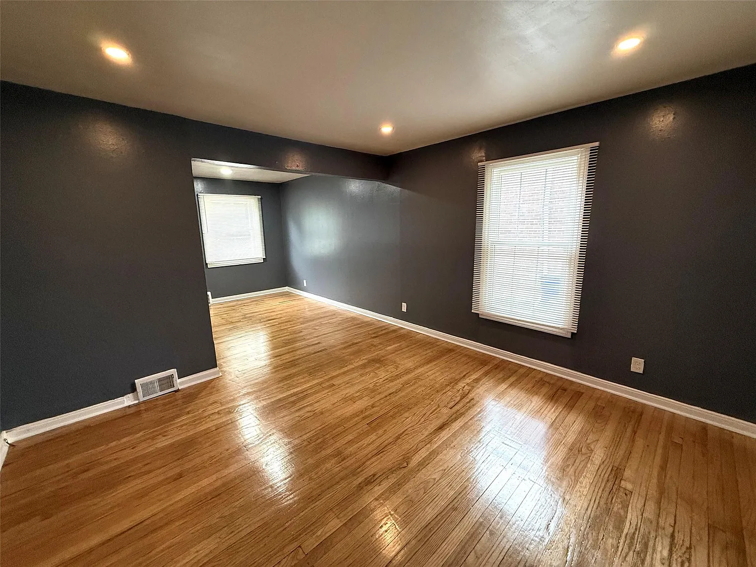 2 bed, 1.0 bath, 900 sqft, $1,100 — Photo 2