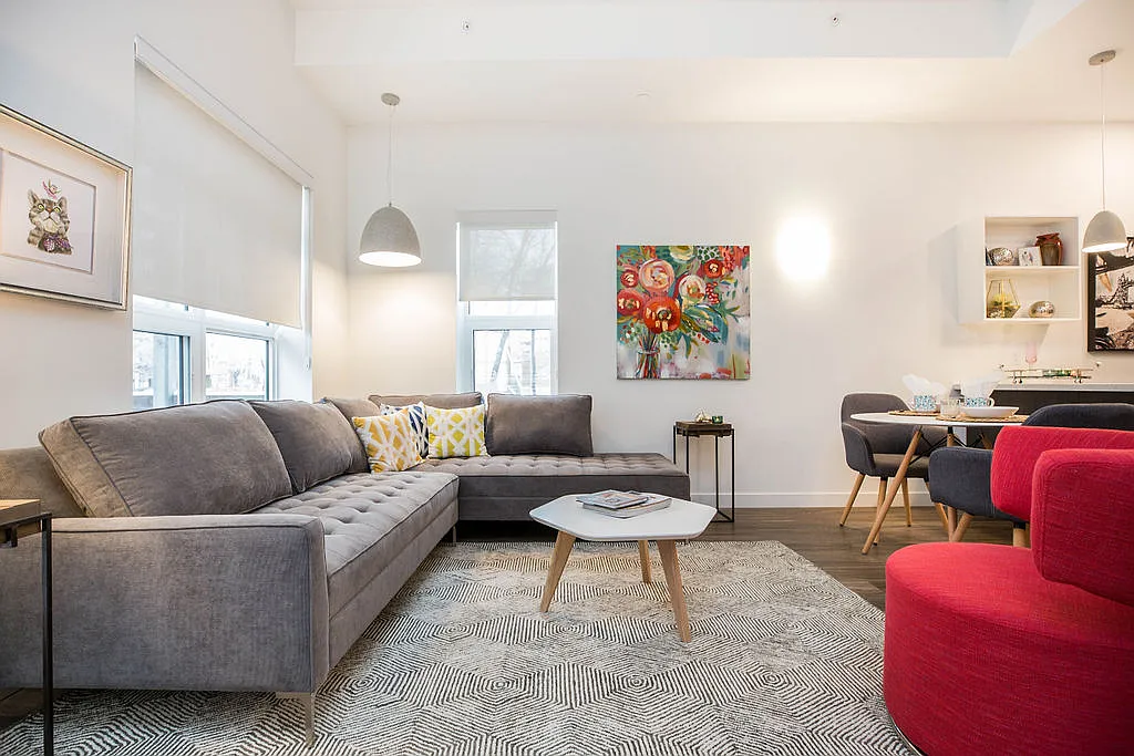180 Roslyn — Photo 3