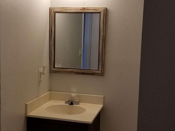 4th image of 187 Willacy Ave APT 2