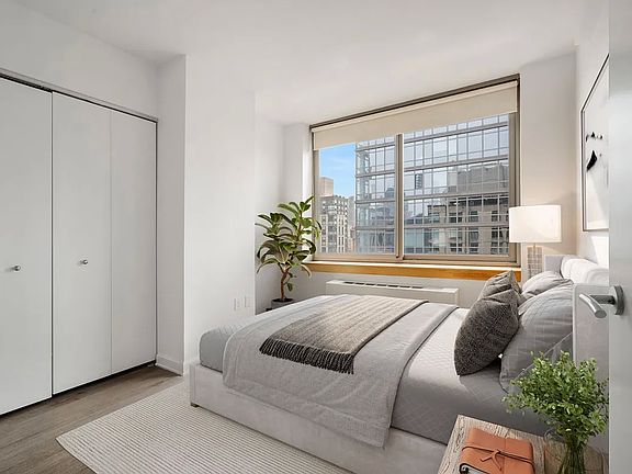 3rd image of 35 W 33rd St APT 34D