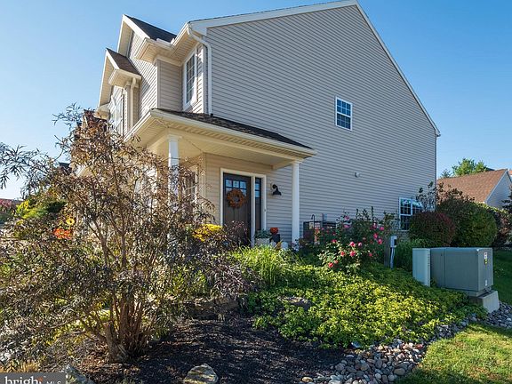 3rd image of 218 Silk Dr