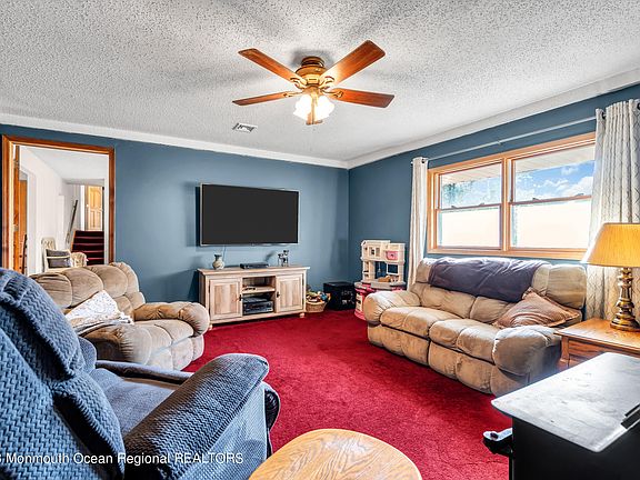3rd image of 543 Vine Avenue