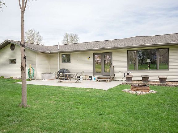 3rd image of 425 Emerald Dr