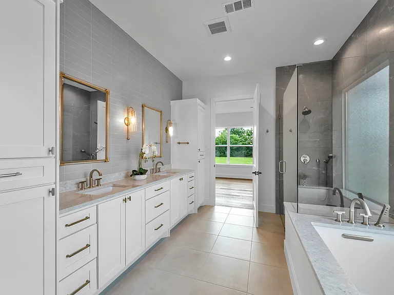 Spa bath with frameless shower and soaking tub