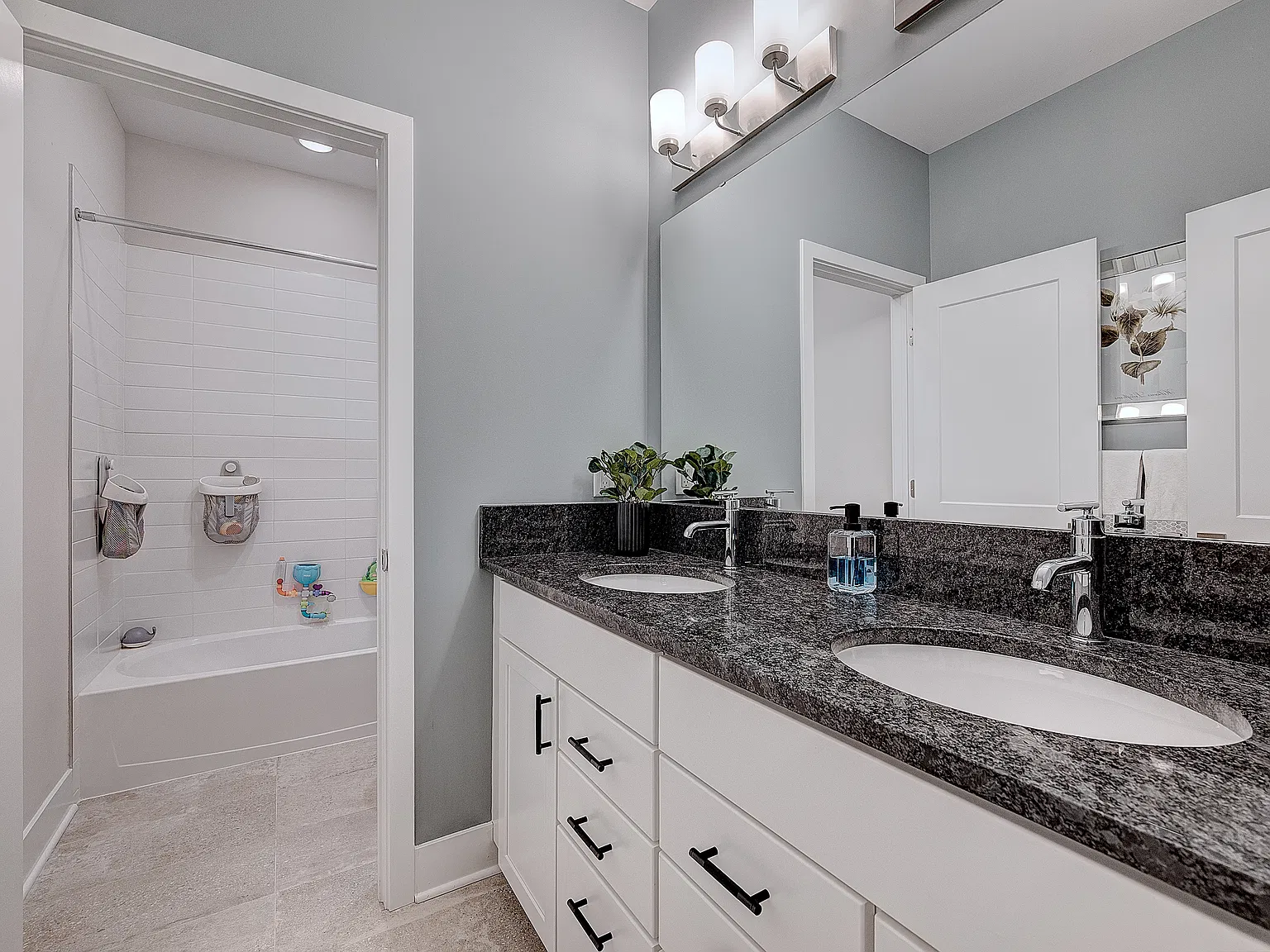 3 bed, 2.5 bath, 4199 sqft, $6,750 — Photo 3