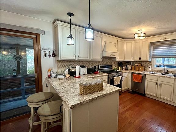 3rd image of 810 White Oak Dr
