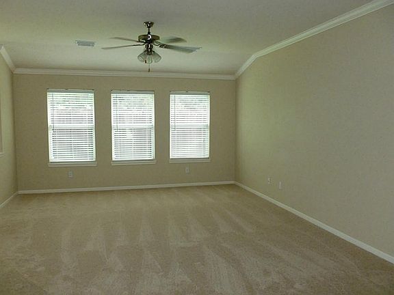 Large family room, perfect for all of your family gatherings!