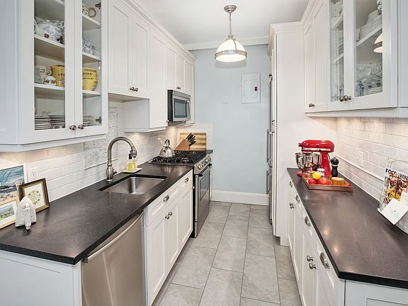 4th image of 245 W 74th St APT 4E