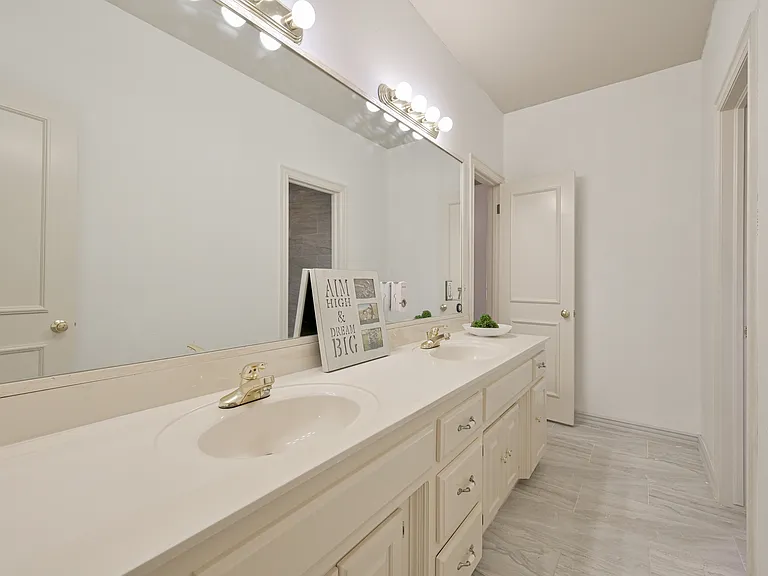 2424 Ashebury Way — Photo 36