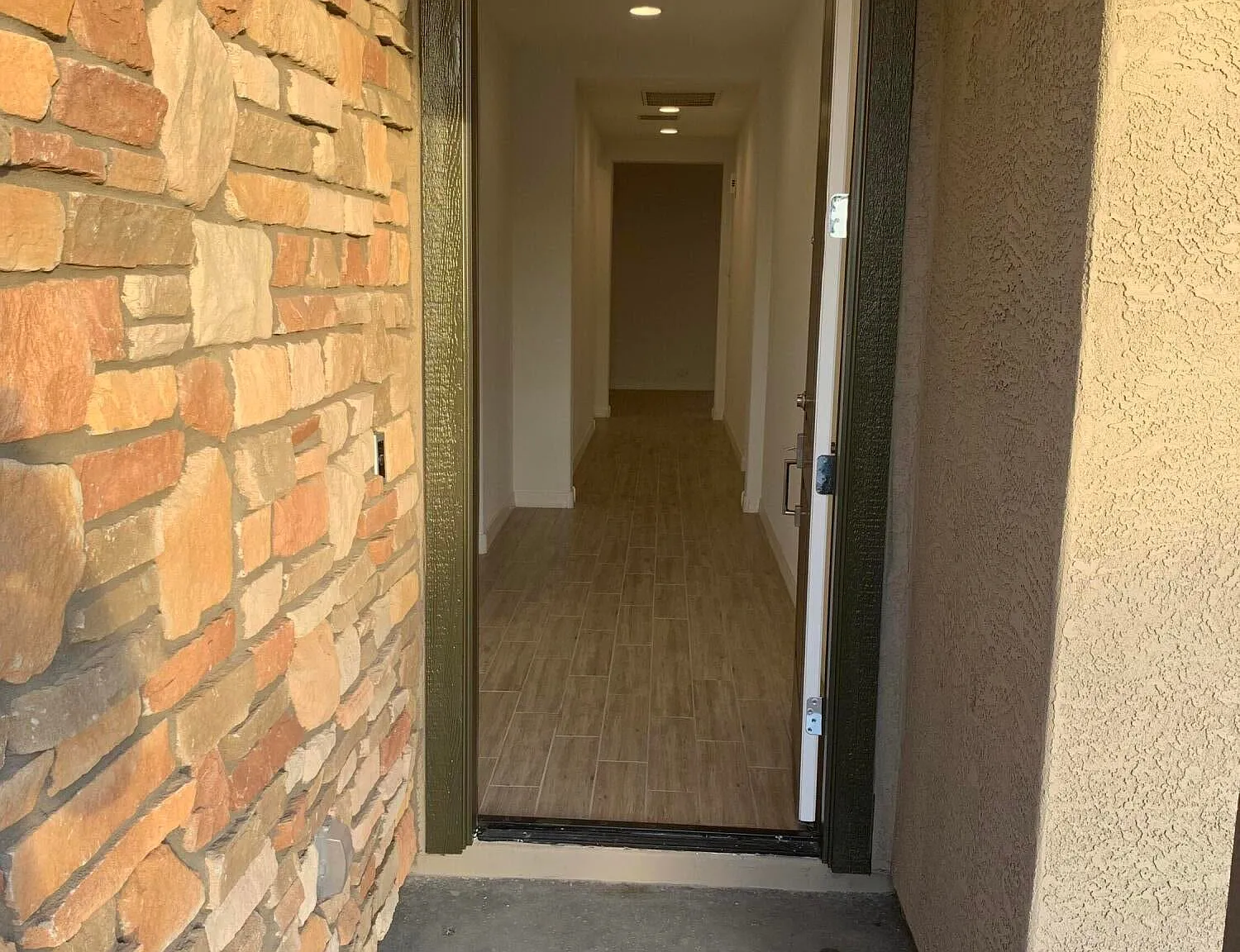 4 bed, 1946 sqft, $2,800 — Photo 2