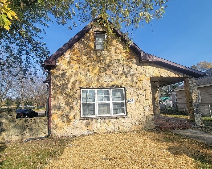 1st image of 208 Pleasant St