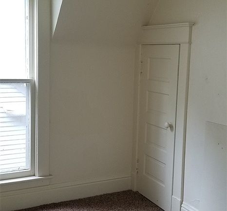 4th image of 654 W Lexington Ave
