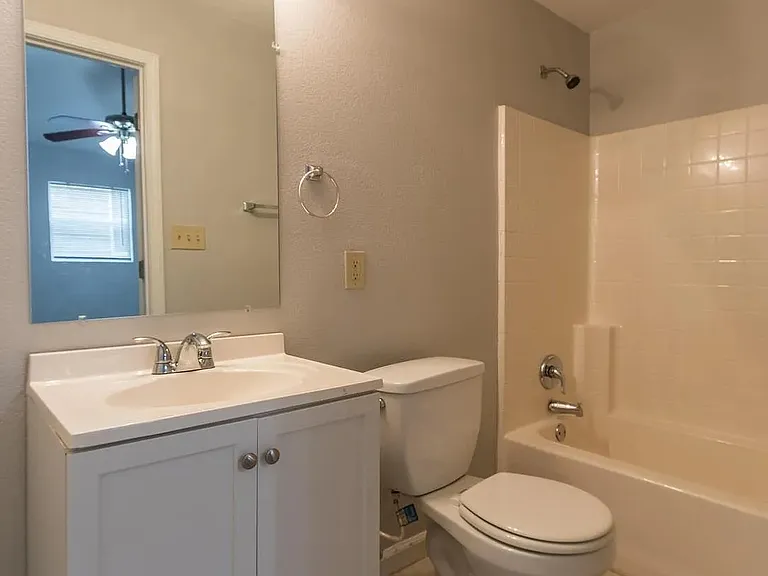 2121 S Park St — Photo 10
