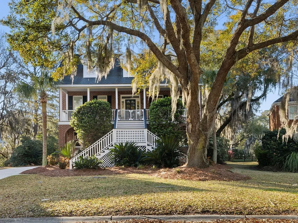 669 Palisades Dr