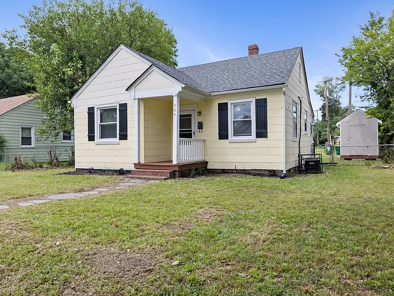 504 Pelham Dr — Photo 1