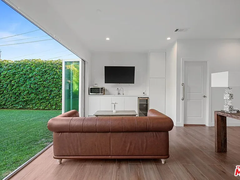 1155 S Rimpau Blvd — Photo 31