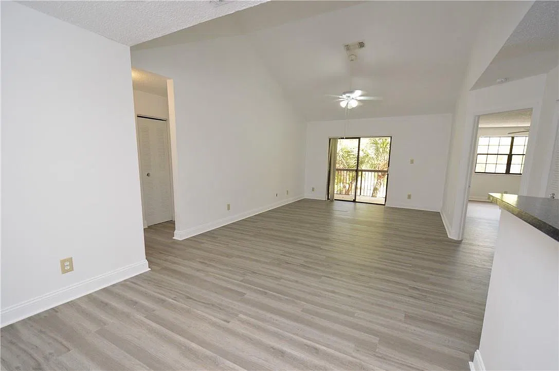 3 bed, 2.0 bath, 1305 sqft, $2,300 — Photo 4
