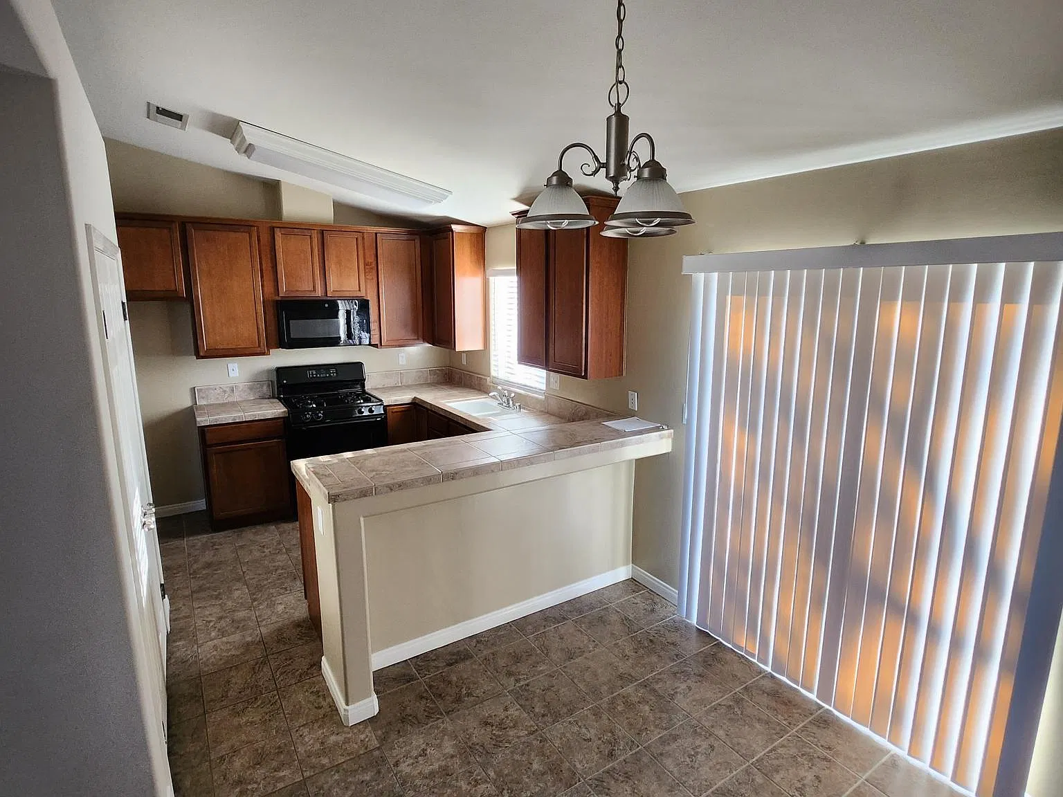 3 bed, 1274 sqft, $2,300 — Photo 3