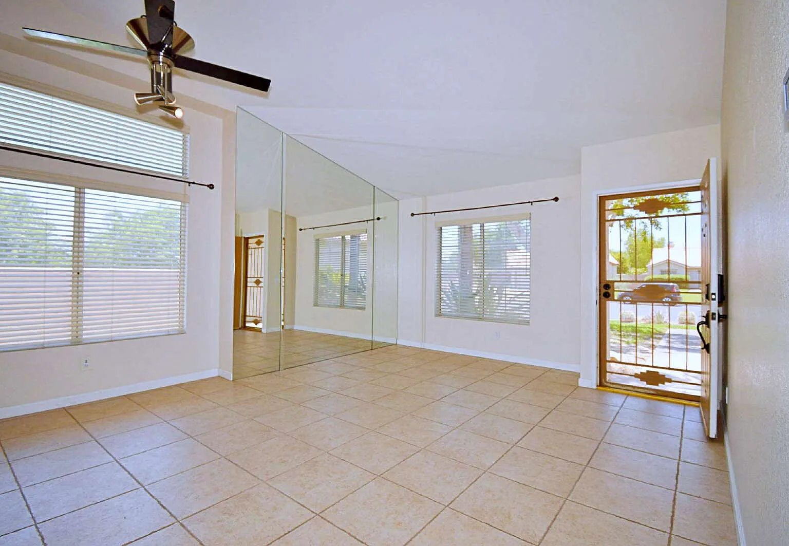 3 bed, 2.0 bath, 1659 sqft, $3,000 — Photo 4